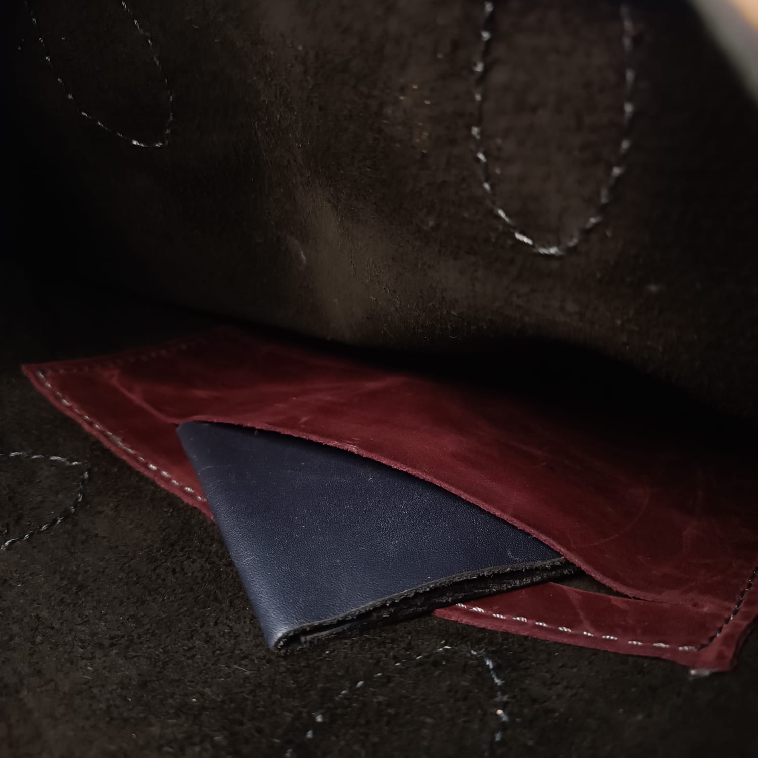 The V Tote / Lizard Pattern / Black - Image 3